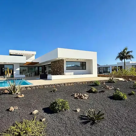 Villa Casa Horizon, Luxury 8p, Heated Pool, 4br 4ba, Volcano Views - Quiet & Stylish,