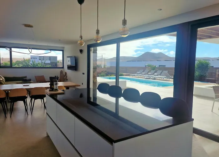 Casa Horizon, Luxury 8p, Heated Pool, 4br 4ba, Volcano Views - Quiet & Stylish, Villa *