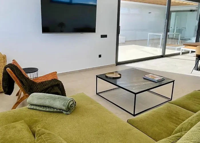 Casa Horizon, Luxury 8p, Heated Pool, 4br 4ba, Volcano Views - Quiet & Stylish, Villa *