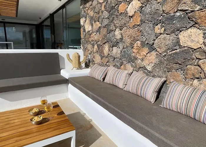 Villa Casa Horizon, Luxury 8p, Heated Pool, 4br 4ba, Volcano Views - Quiet & Stylish, Lajares