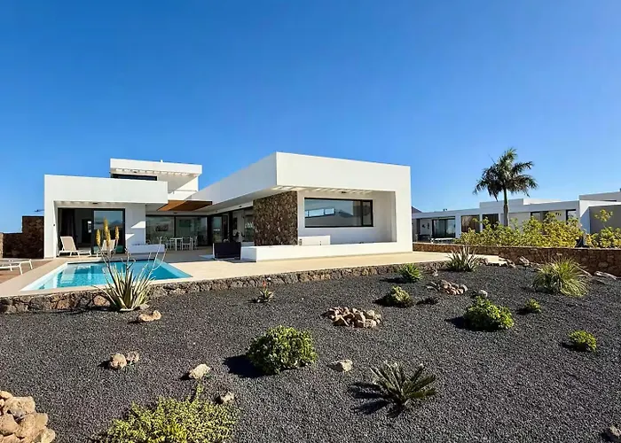 Villa Casa Horizon, Luxury 8p, Heated Pool, 4br 4ba, Volcano Views - Quiet & Stylish,