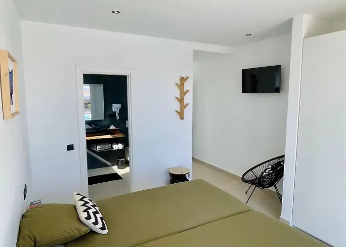 Casa Horizon, Luxury 8p, Heated Pool, 4br 4ba, Volcano Views - Quiet & Stylish, Villa *