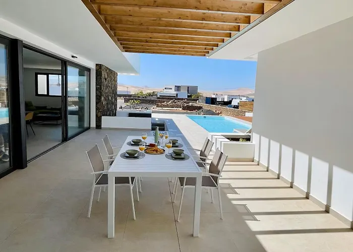 Villa Casa Horizon, Luxury 8p, Heated Pool, 4br 4ba, Volcano Views - Quiet & Stylish,