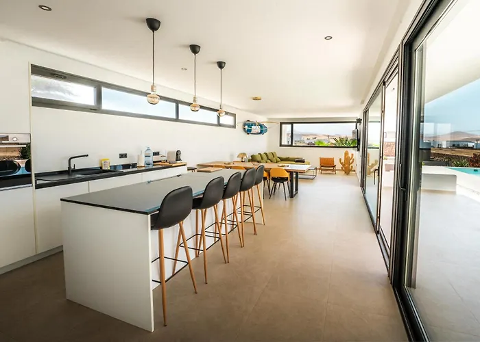 Casa Horizon, Luxury 8p, Heated Pool, 4br 4ba, Volcano Views - Quiet & Stylish, Lajares