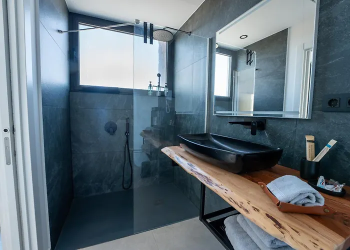 Casa Horizon, Luxury 8p, Heated Pool, 4br 4ba, Volcano Views - Quiet & Stylish, * Lajares