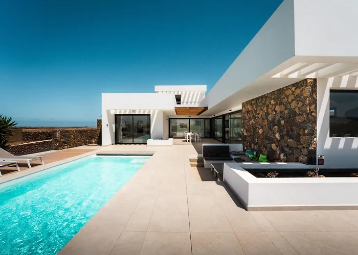 Casa Horizon, Luxury 8p, Heated Pool, 4br 4ba, Volcano Views - Quiet & Stylish, Villa