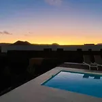 Casa Horizon - Heated Pool With Volcano Sunset Views, Lajares