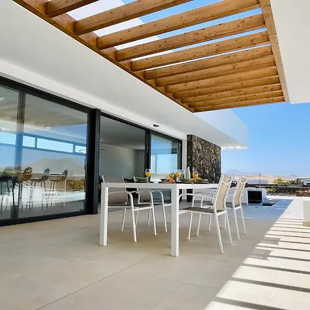 Casa Horizon Heated Pool With Volcano Sunset Views, Villa Lajares
