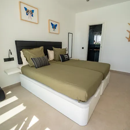 Casa Horizon, Luxury 8p, Heated Pool, 4br 4ba, Volcano Views - Quiet & Stylish, Villa