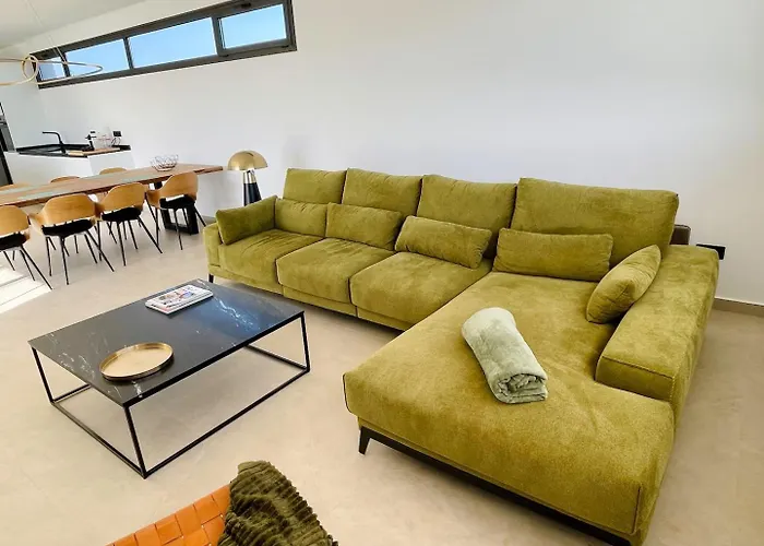 Casa Horizon, Luxury 8p, Heated Pool, 4br 4ba, Volcano Views - Quiet & Stylish,