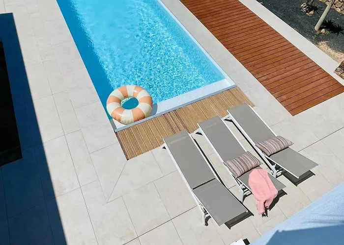 Casa Horizon, Luxury 8p, Heated Pool, 4br 4ba, Volcano Views - Quiet & Stylish, Villa Lajares