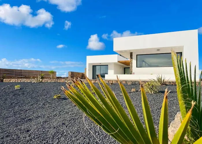 Casa Horizon, Luxury 8p, Heated Pool, 4br 4ba, Volcano Views - Quiet & Stylish, Lajares