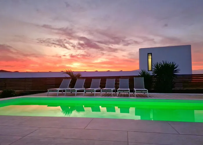 Villa Casa Horizon, Luxury 8p, Heated Pool, 4br 4ba, Volcano Views - Quiet & Stylish, Lajares