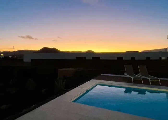 Casa Horizon, Luxury 8p, Heated Pool, 4br 4ba, Volcano Views - Quiet & Stylish, Lajares