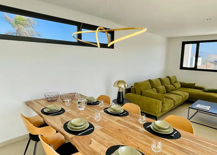 Casa Horizon, Luxury 8p, Heated Pool, 4br 4ba, Volcano Views - Quiet & Stylish, Villa *