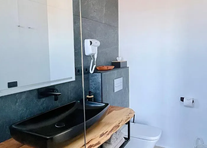 Casa Horizon, Luxury 8p, Heated Pool, 4br 4ba, Volcano Views - Quiet & Stylish, Villa Lajares