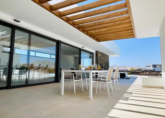 Casa Horizon, Luxury 8p, Heated Pool, 4br 4ba, Volcano Views - Quiet & Stylish, Villa Lajares