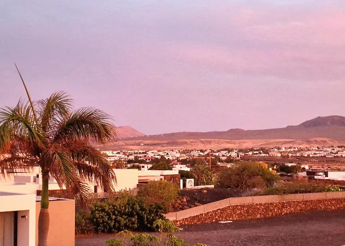 Casa Horizon, Luxury 8p, Heated Pool, 4br 4ba, Volcano Views - Quiet & Stylish, * Lajares