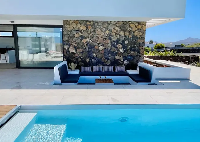 Casa Horizon, Luxury 8p, Heated Pool, 4br 4ba, Volcano Views - Quiet & Stylish, * Lajares