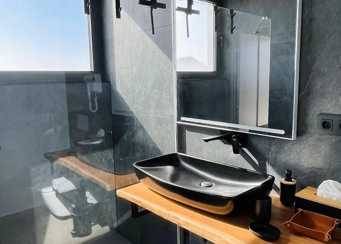 Casa Horizon, Luxury 8p, Heated Pool, 4br 4ba, Volcano Views - Quiet & Stylish, Lajares