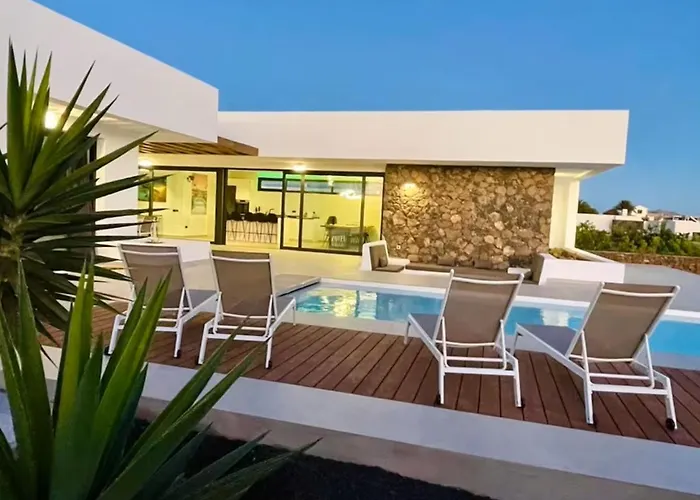 Casa Horizon, Luxury 8p, Heated Pool, 4br 4ba, Volcano Views - Quiet & Stylish, Villa