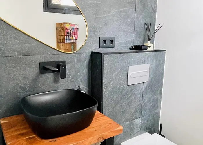 Casa Horizon, Luxury 8p, Heated Pool, 4br 4ba, Volcano Views - Quiet & Stylish, Villa Lajares