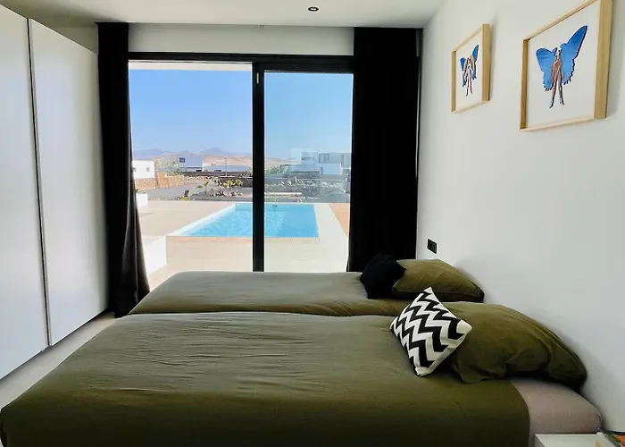 Casa Horizon, Luxury 8p, Heated Pool, 4br 4ba, Volcano Views - Quiet & Stylish, Villa