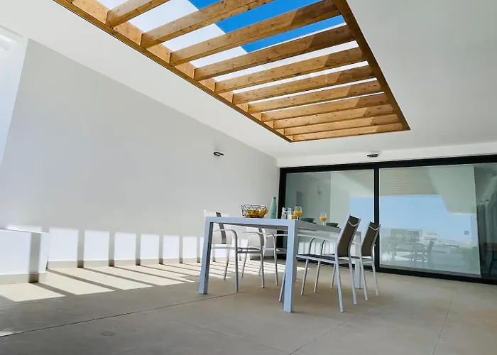 Casa Horizon, Luxury 8p, Heated Pool, 4br 4ba, Volcano Views - Quiet & Stylish, *