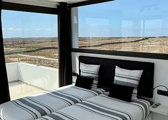 Villa Casa Horizon, Luxury 8p, Heated Pool, 4br 4ba, Volcano Views - Quiet & Stylish, Lajares