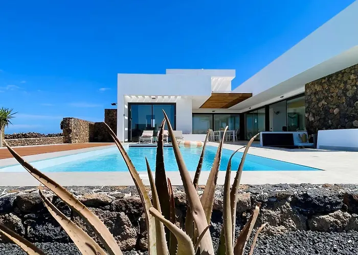 Villa Casa Horizon, Luxury 8p, Heated Pool, 4br 4ba, Volcano Views - Quiet & Stylish,