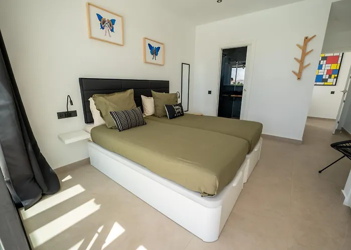 Casa Horizon, Luxury 8p, Heated Pool, 4br 4ba, Volcano Views - Quiet & Stylish, Villa