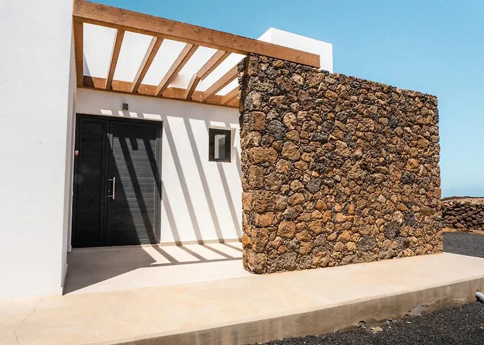 Villa Casa Horizon, Luxury 8p, Heated Pool, 4br 4ba, Volcano Views - Quiet & Stylish, Lajares