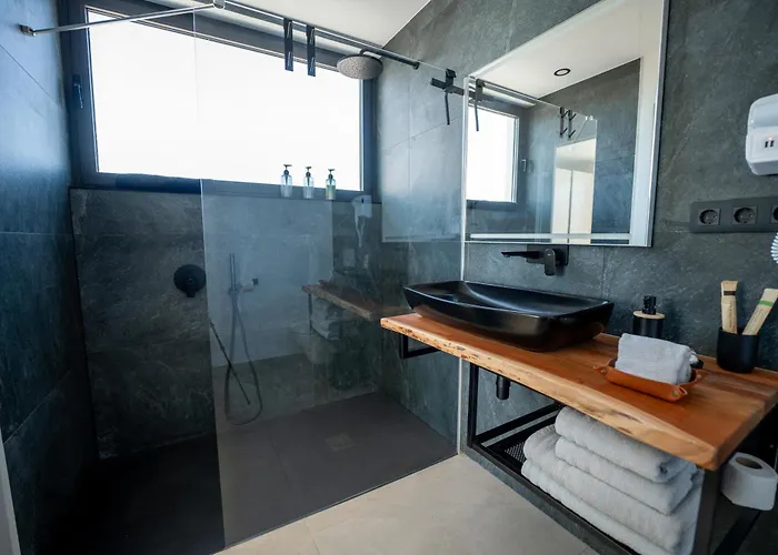 Villa Casa Horizon, Luxury 8p, Heated Pool, 4br 4ba, Volcano Views - Quiet & Stylish, *