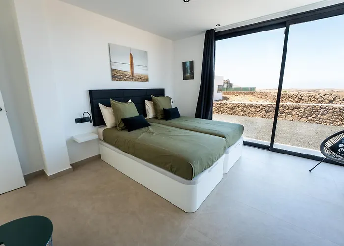 Casa Horizon, Luxury 8p, Heated Pool, 4br 4ba, Volcano Views - Quiet & Stylish, Villa Lajares