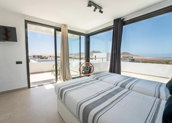 Casa Horizon, Luxury 8p, Heated Pool, 4br 4ba, Volcano Views - Quiet & Stylish, Villa Lajares