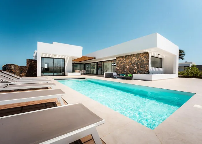 Casa Horizon, Luxury 8p, Heated Pool, 4br 4ba, Volcano Views - Quiet & Stylish, Villa *