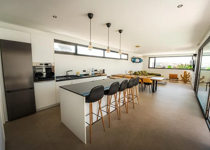 Casa Horizon, Luxury 8p, Heated Pool, 4br 4ba, Volcano Views - Quiet & Stylish, Villa *