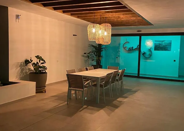 Casa Horizon, Luxury 8p, Heated Pool, 4br 4ba, Volcano Views - Quiet & Stylish, Lajares